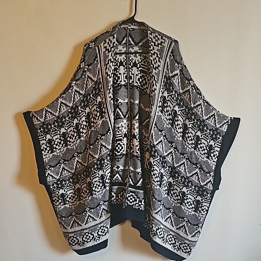 Black & White Geometric Kimono OS